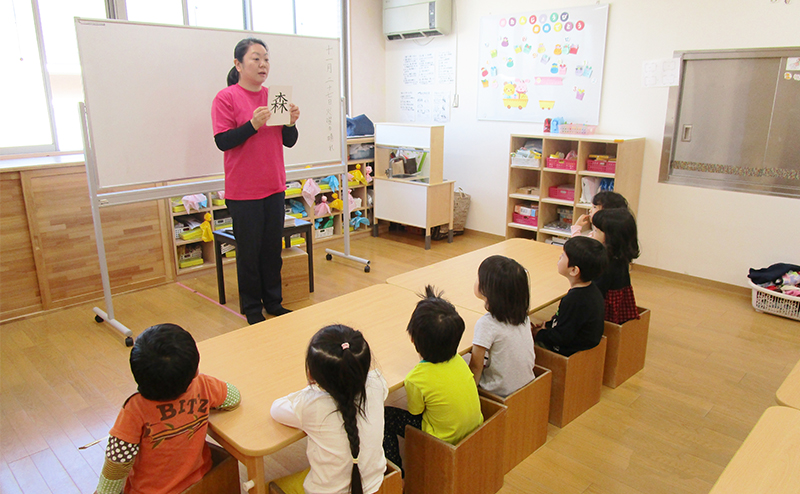 有資格の職員が教材を使って指導
